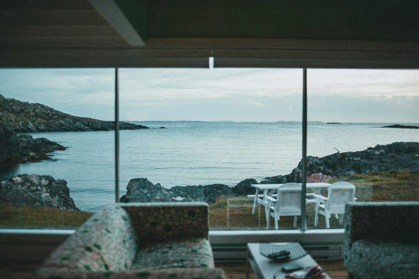 Séjour ouvert sur l’eau et la terrasse