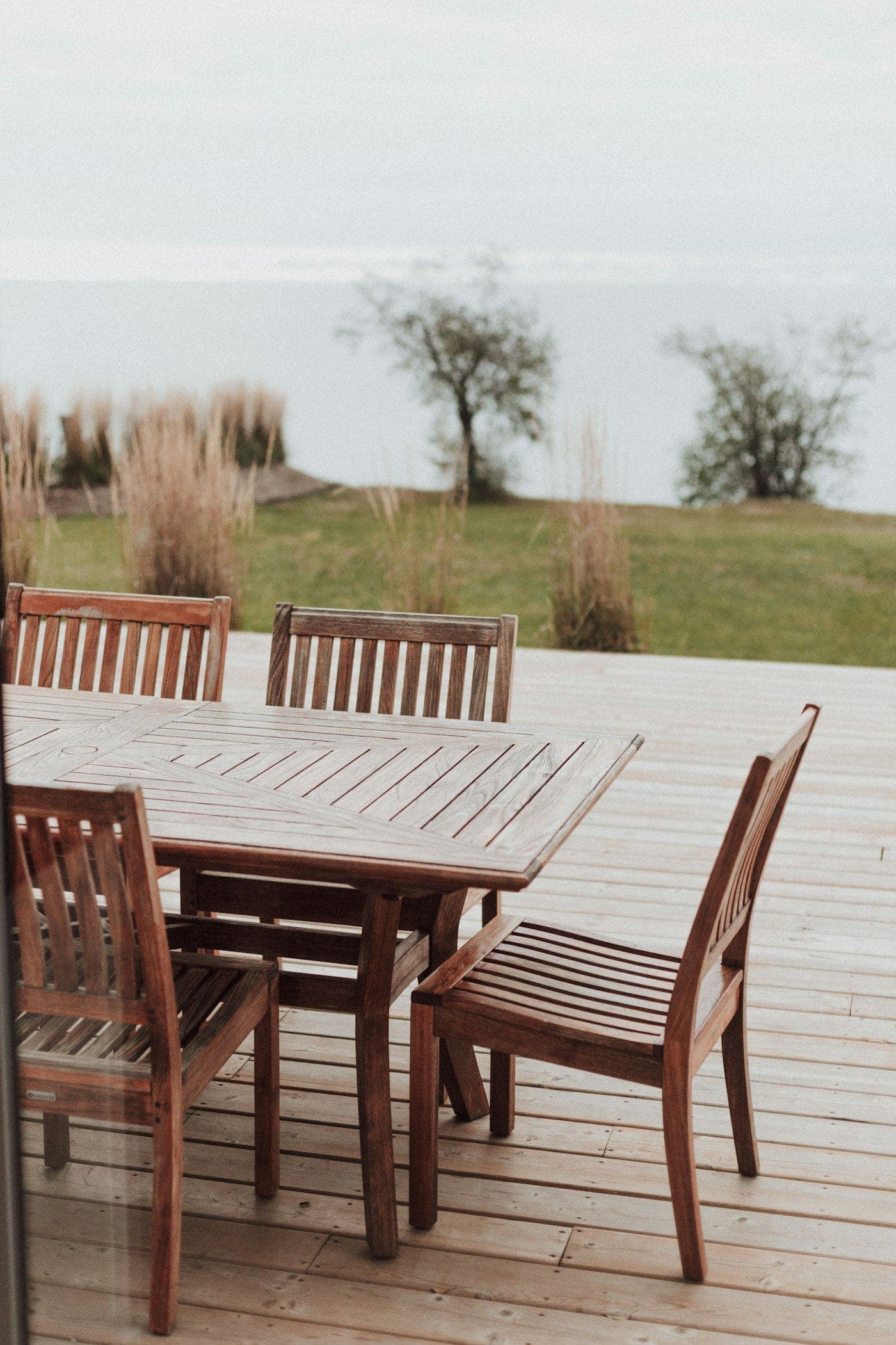 Terrasse en bois face à l’eau