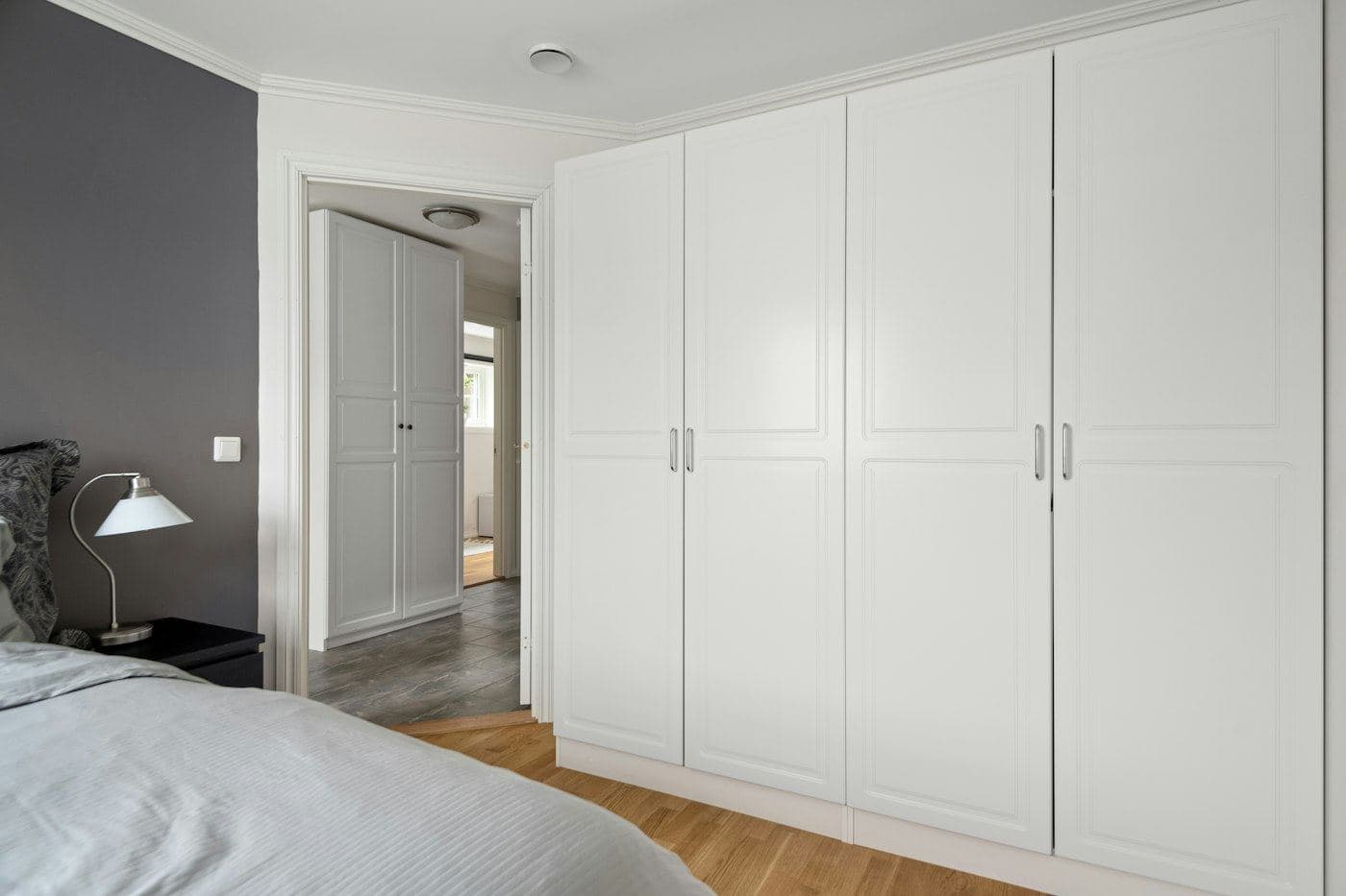 Chambre avec placards