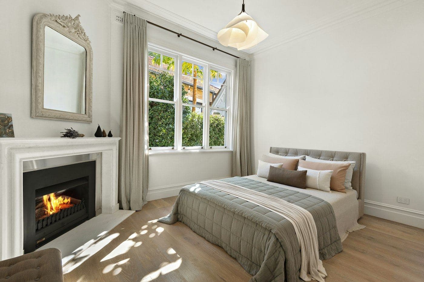 Chambre principale avec cheminée