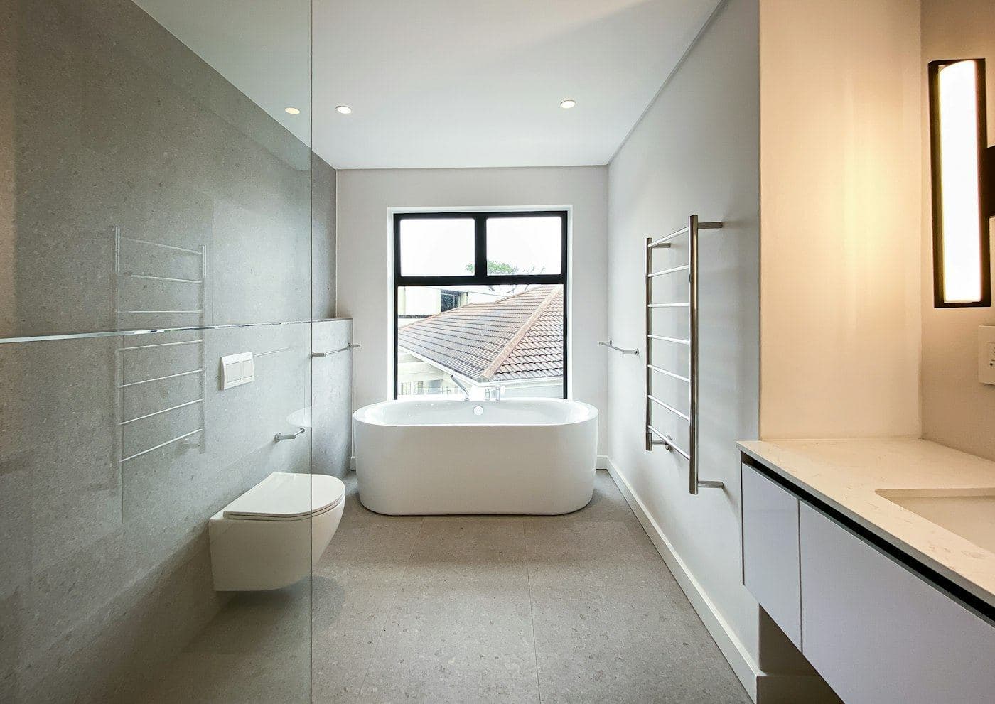 Salle de bains avec fenêtre