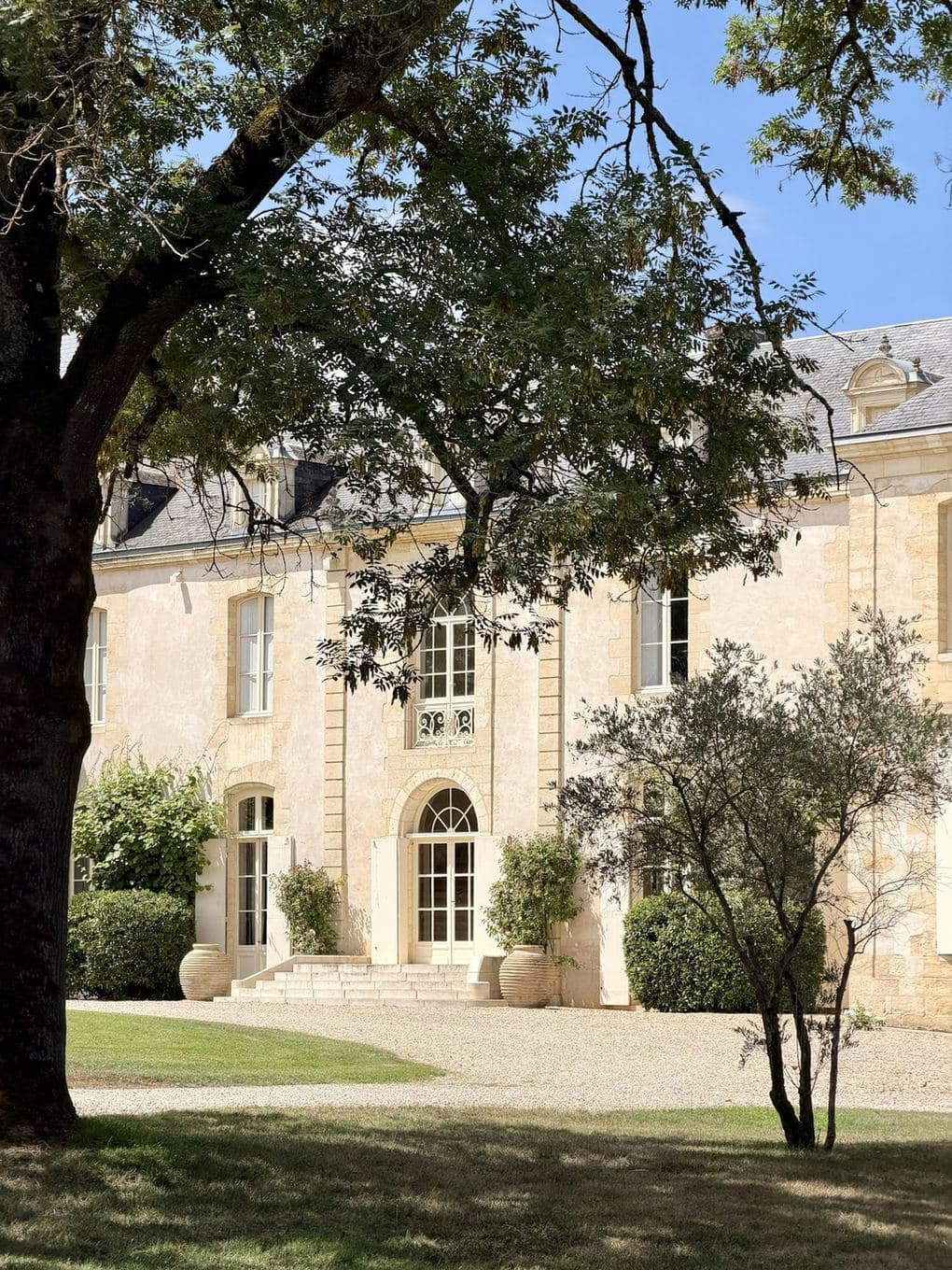 La façade côté jardin, sous les arbres