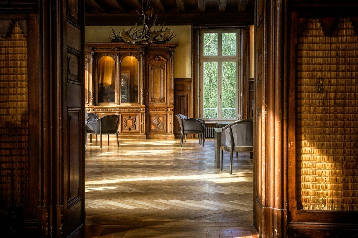 Salons de réception en enfilade, boiseries et parquet