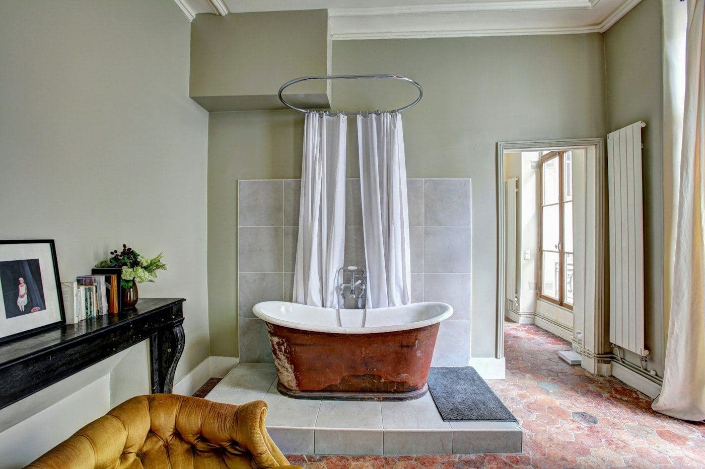 Salle de bains de la suite, baignoire sur pieds