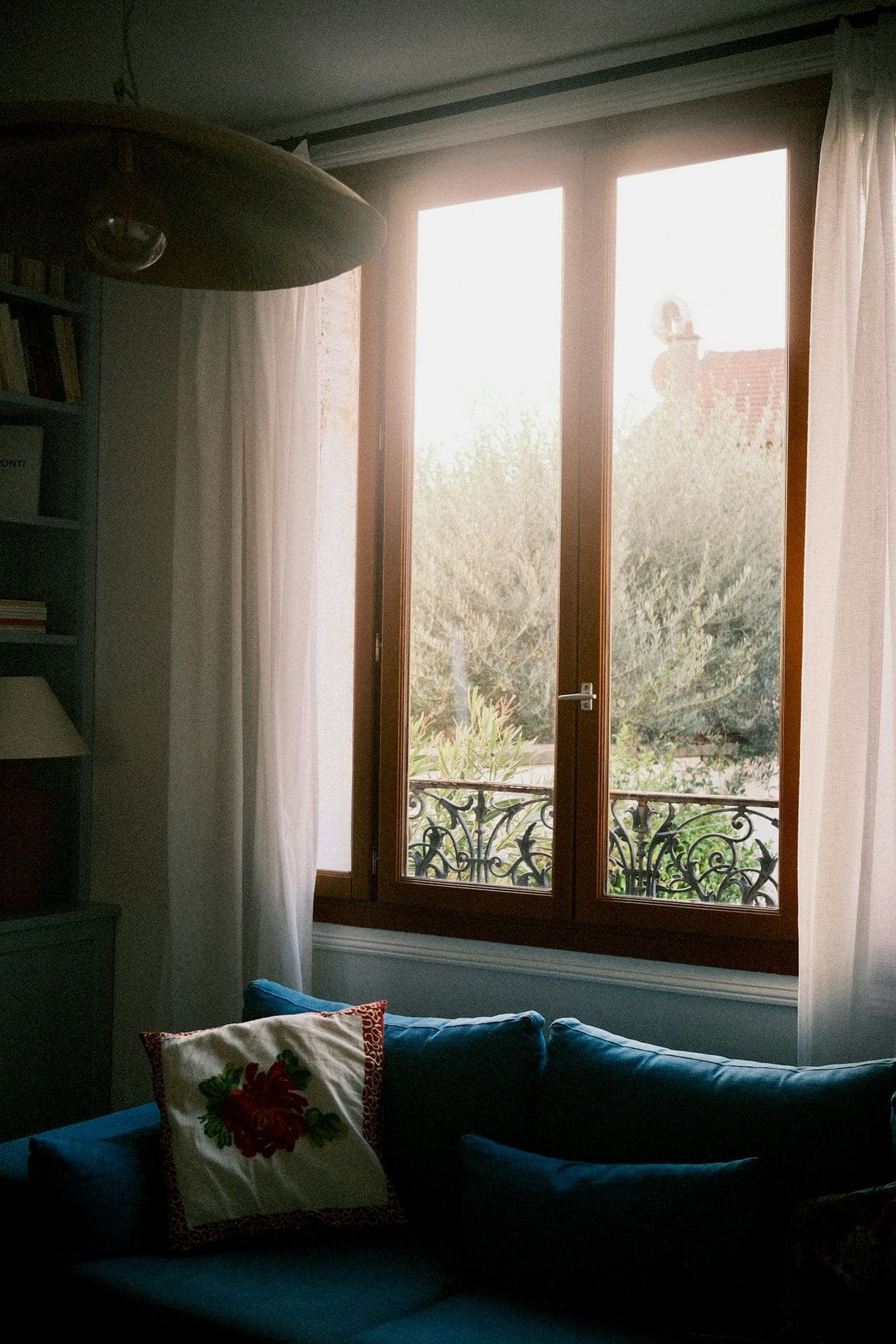 Séjour, fenêtre sur les arbres