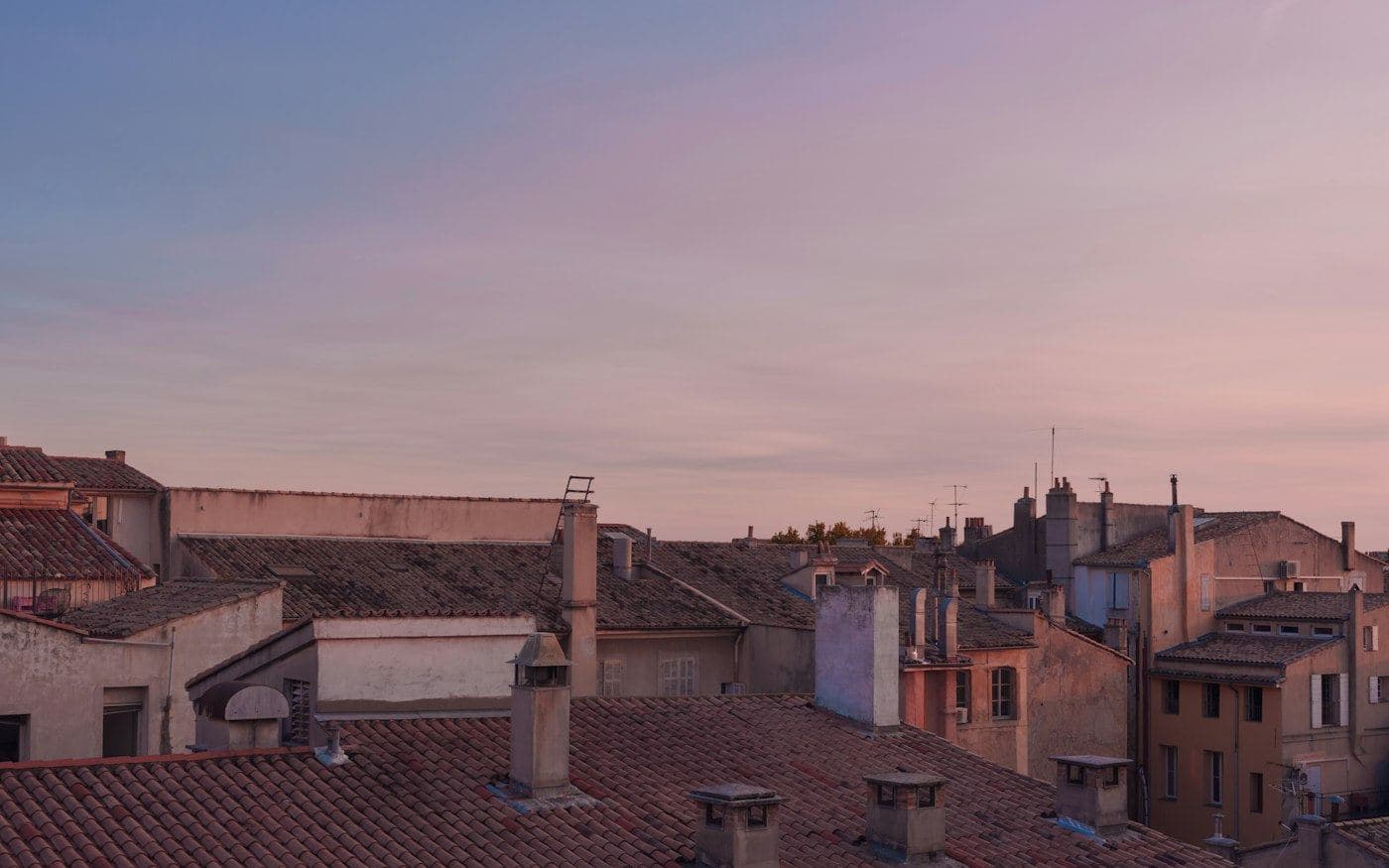 Vue sur les toits au crépuscule