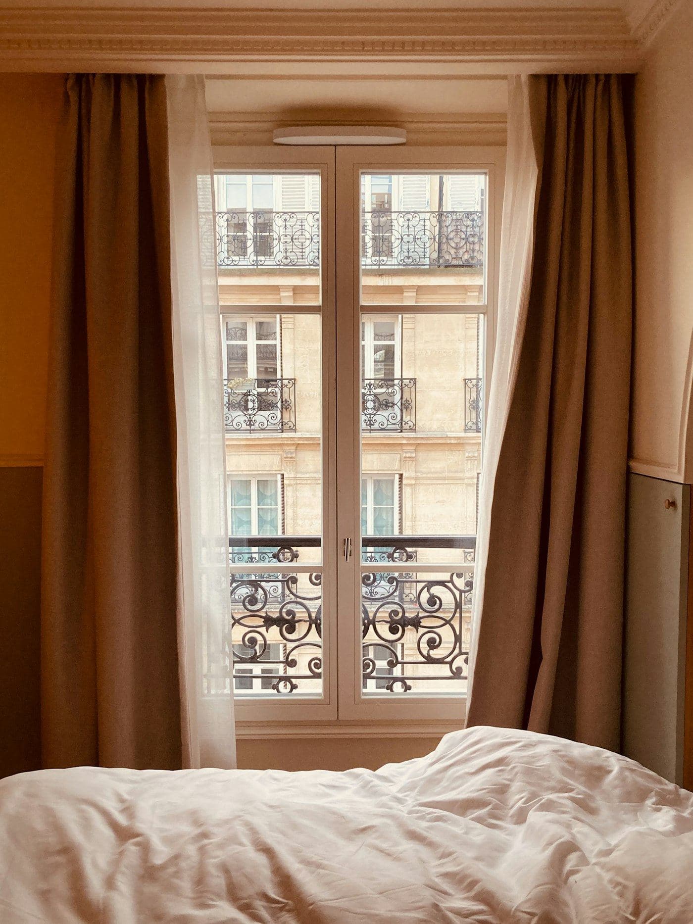 Porte-fenêtre sur rue, balcon en fer forgé