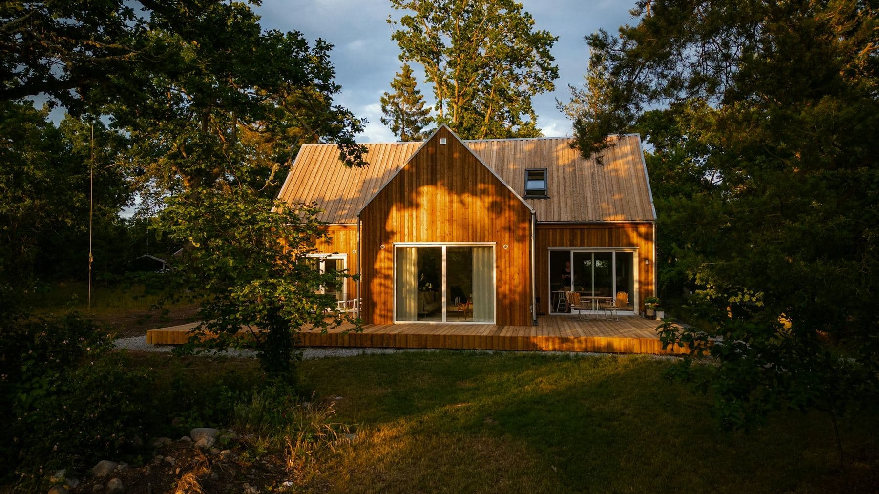 Maison en bois et verre dans son jardin