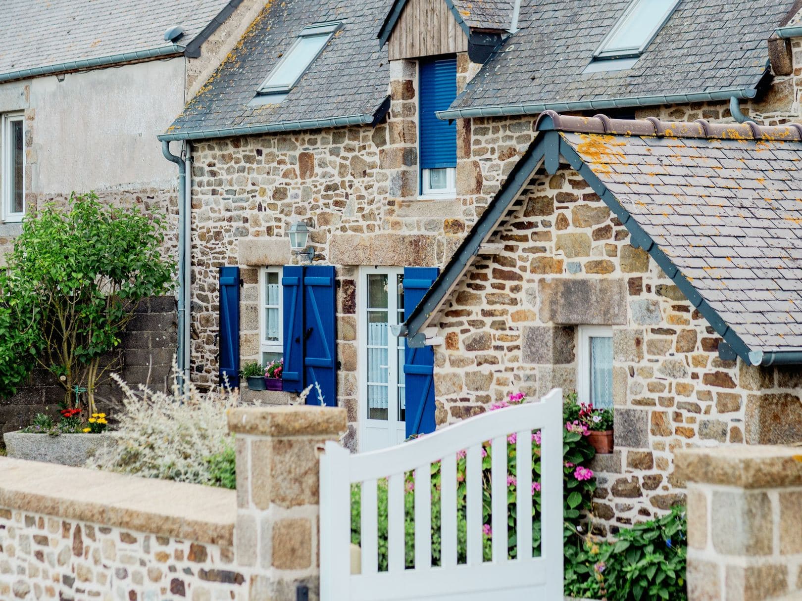 Façade en pierre sur la rue