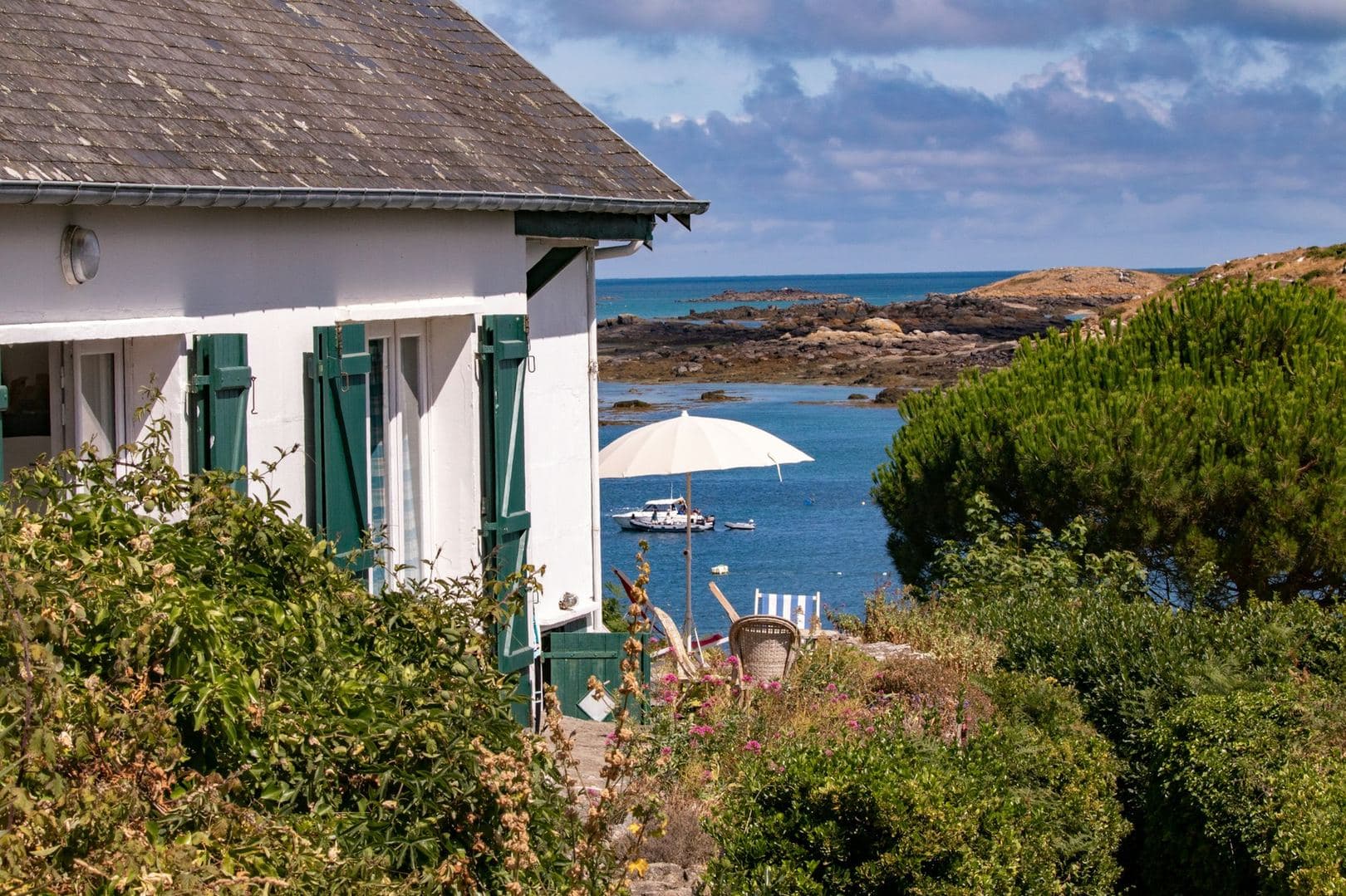 La maison et son jardin face à la mer