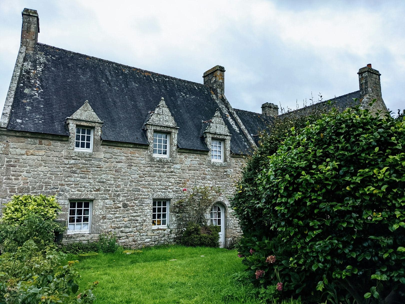 Longère en pierre, façade sud