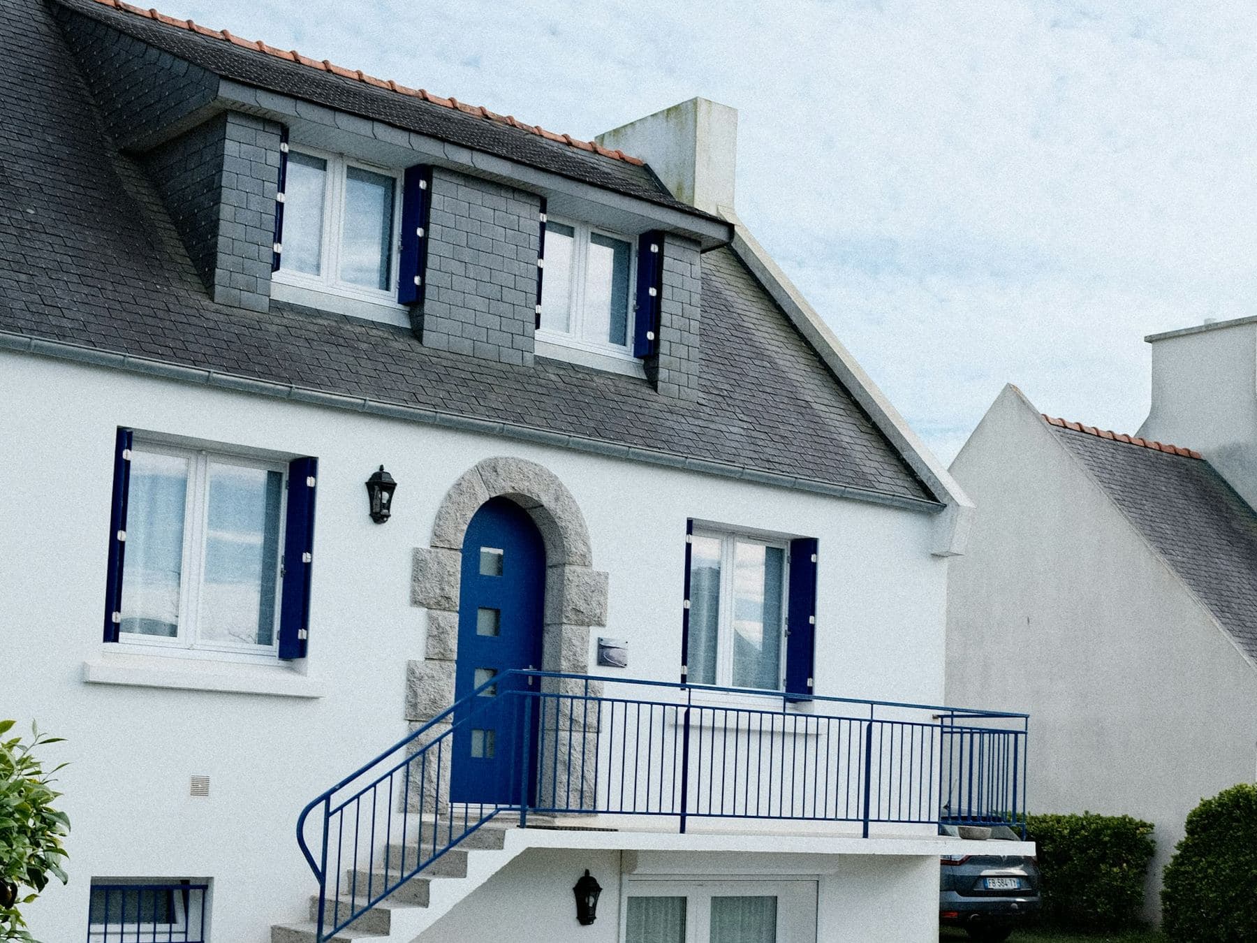 La maison, enduit blanc et ardoise