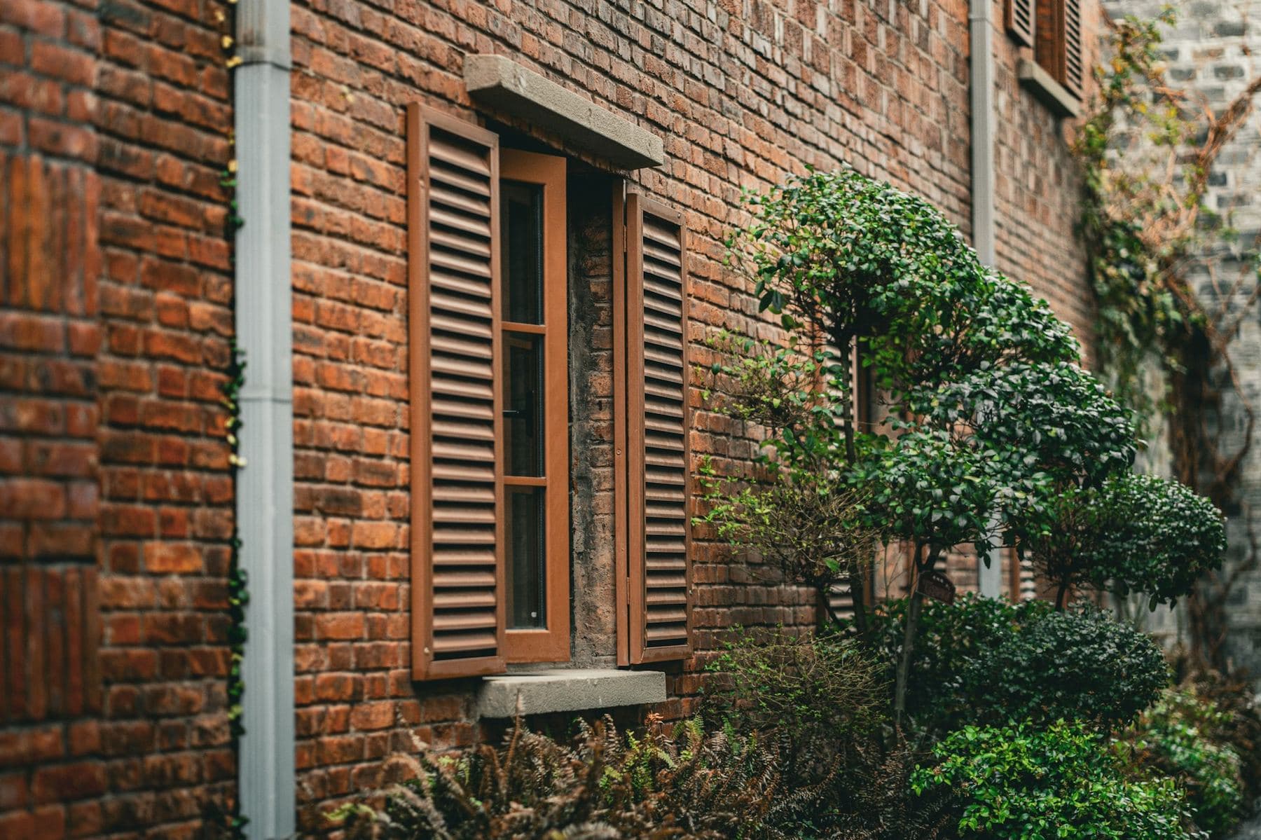 Façade en brique et persiennes