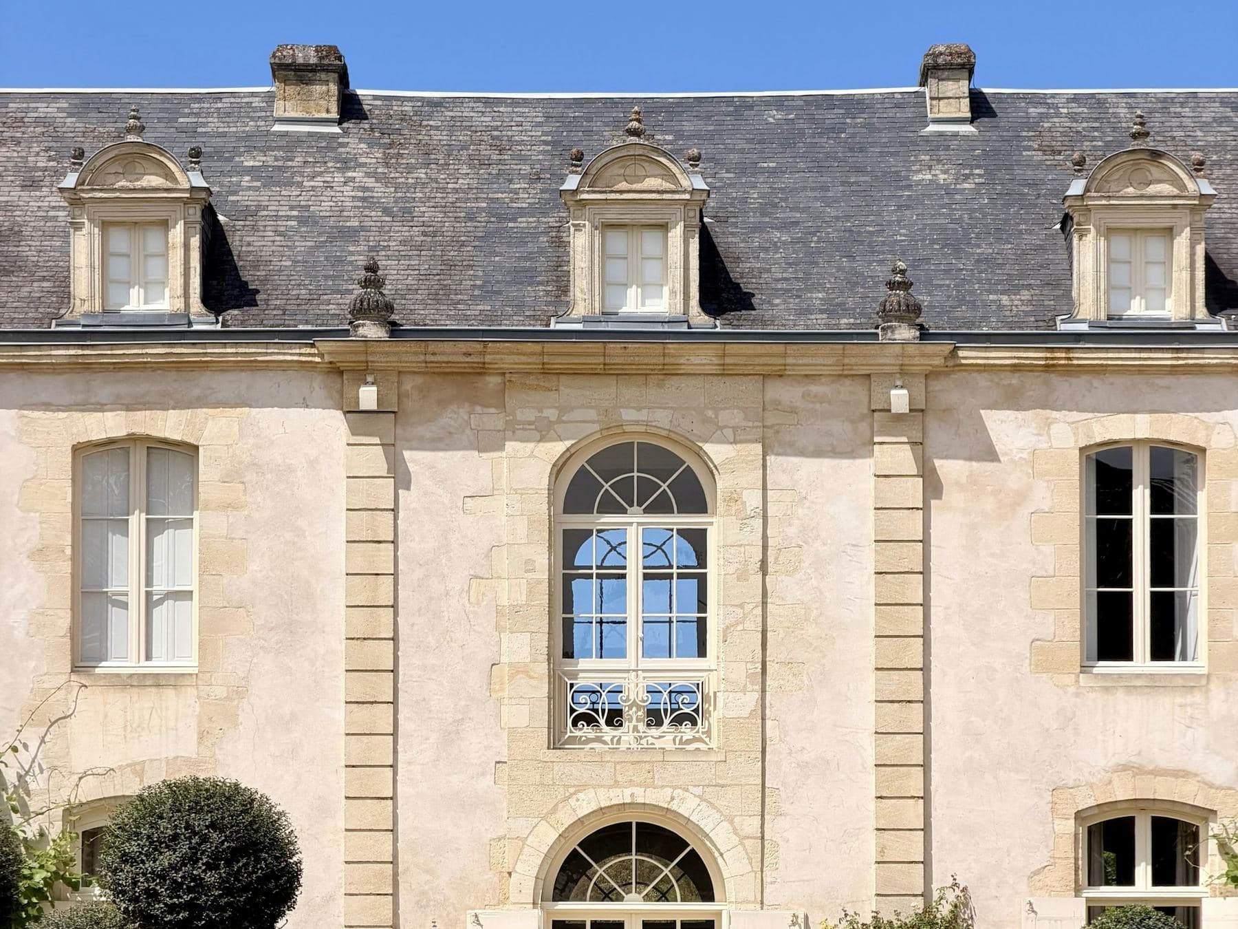 Façade en pierre de taille et toit d’ardoise