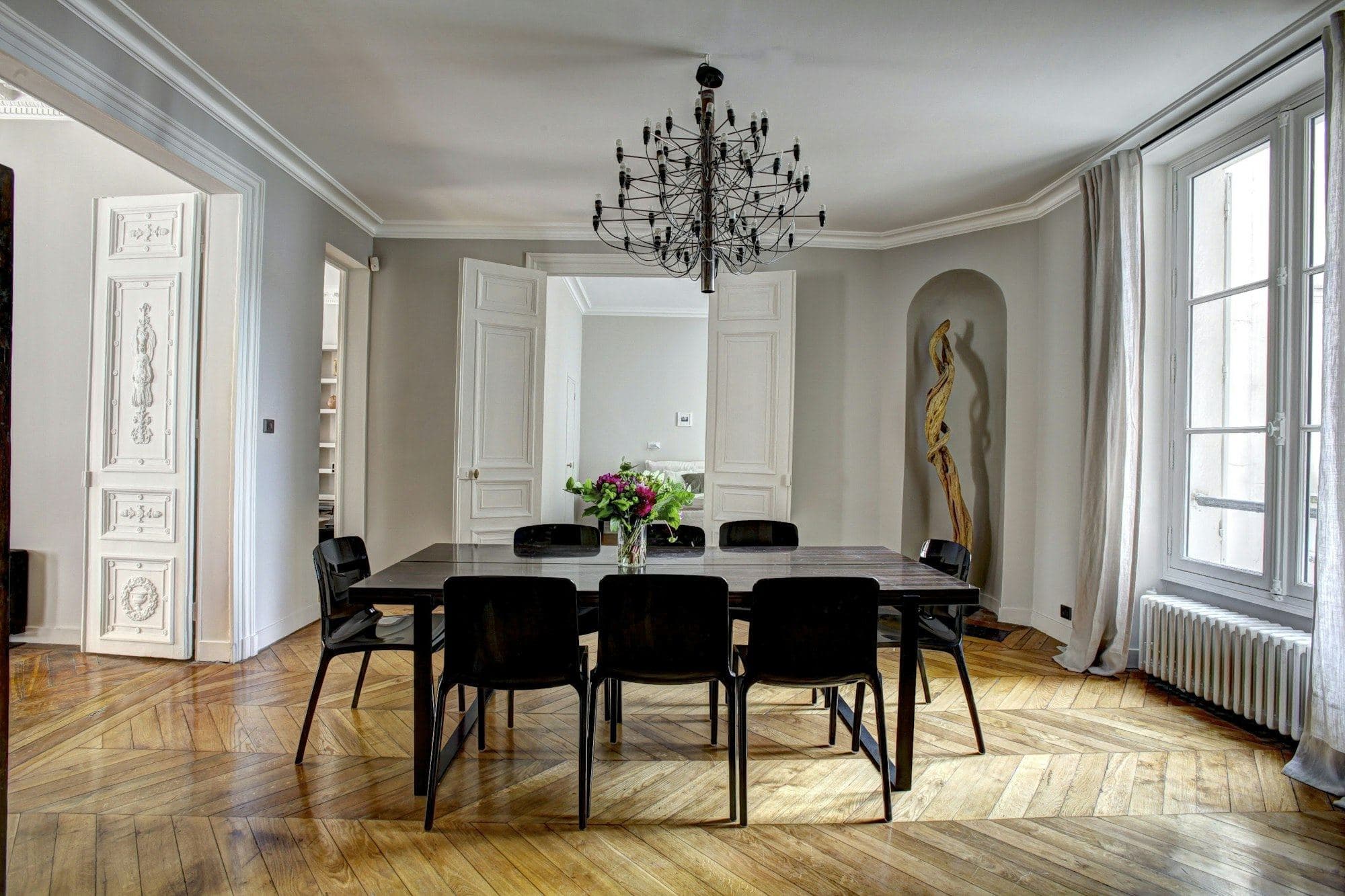 Salle à manger en enfilade, parquet et moulures