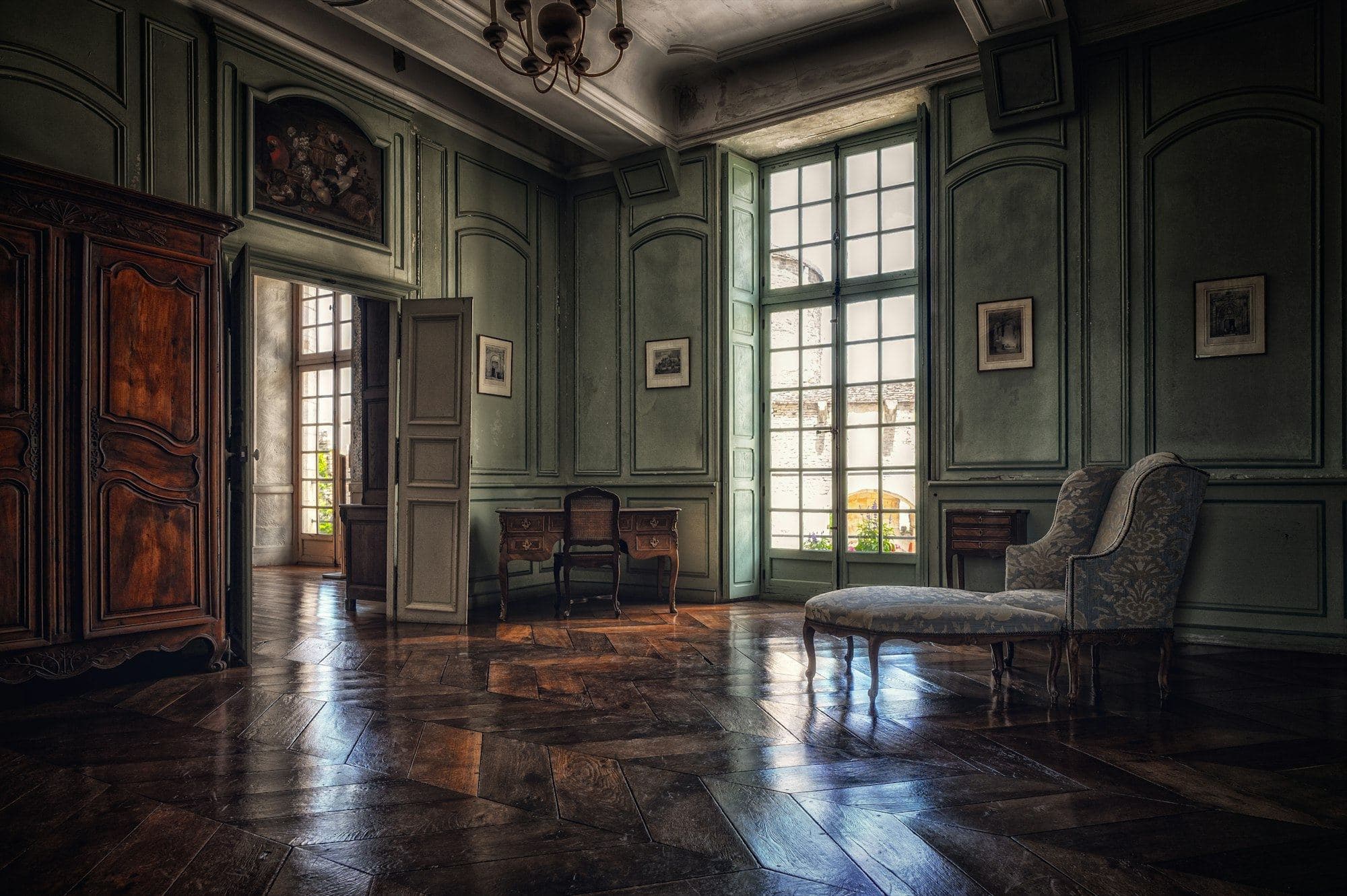 Salon, boiseries et hautes fenêtres